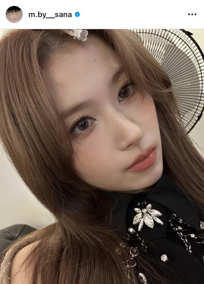 TWICE・サナ、全身ブラックの衣装ショット公開に「NO SANA