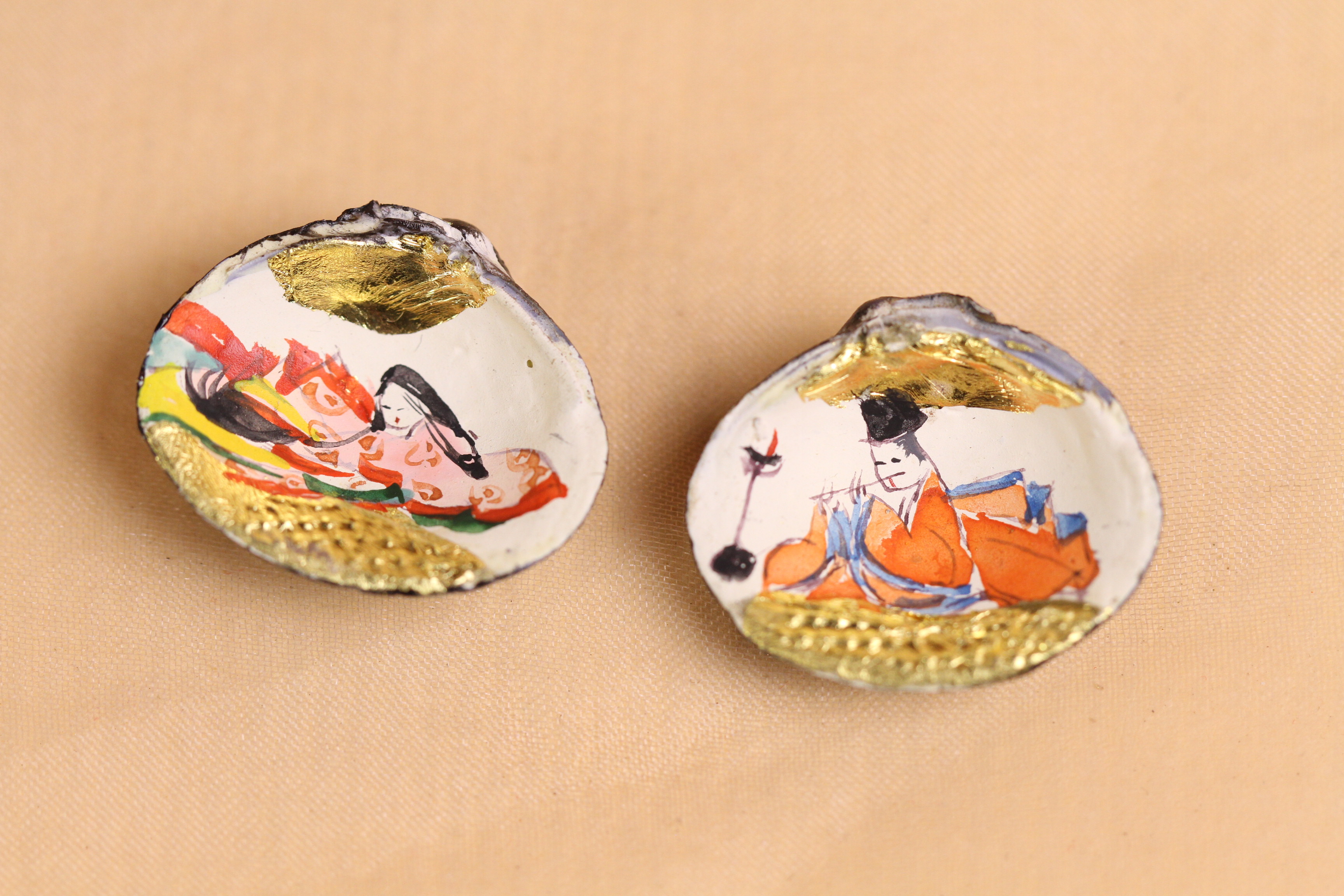 小さい小箱にミニュチュアサイズの貝合わせを