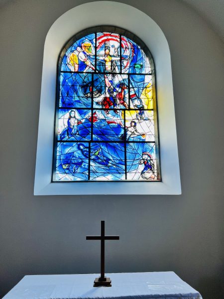 英国のなかのロシア】すべての窓がシャガールのステンドグラスで彩られ