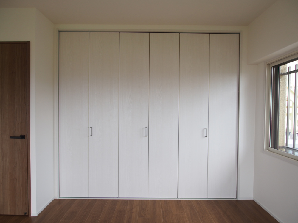 Panasonic・ベリティス収納折れ戸PA型、ホワイトアッシュ柄」 - 大葉