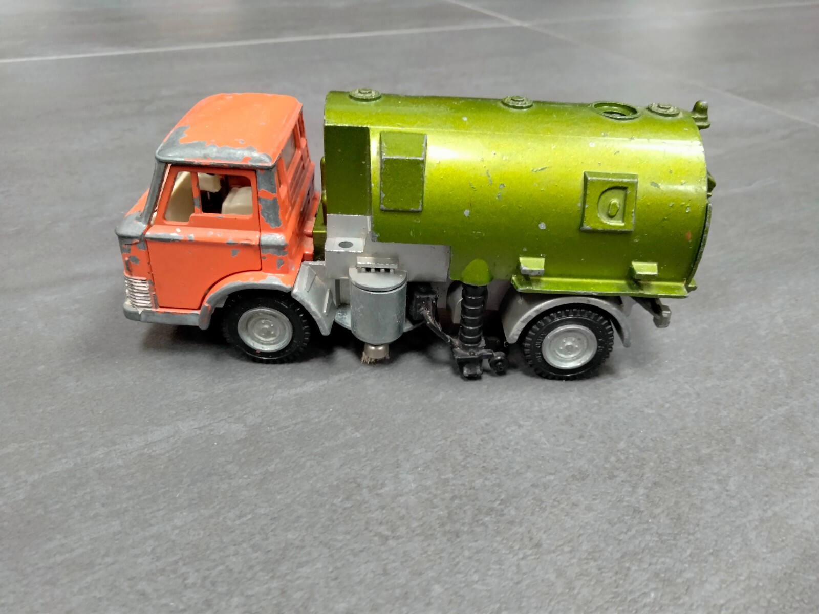 Dinky 451, Johnston Road Sweeper - Free Price Guide & Review