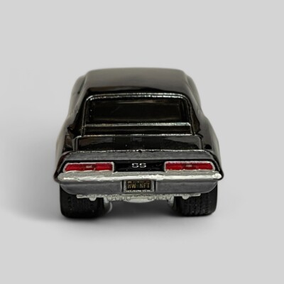 HOT WHEELS PREMIUM SERIES 8 HWNFTG GARAGE PHYSICAL 69' CAMARO