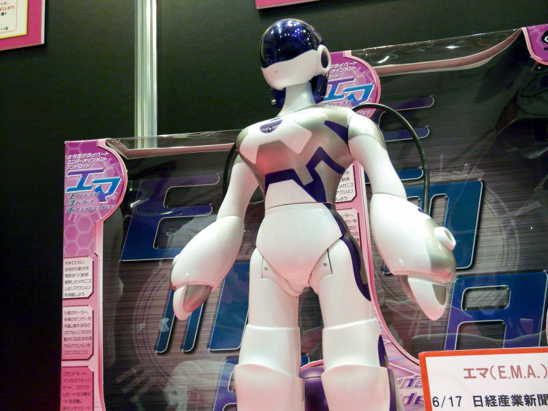 何度もキスしてくれるセガの女性型ロボ「エマ」 in 東京おもちゃショー