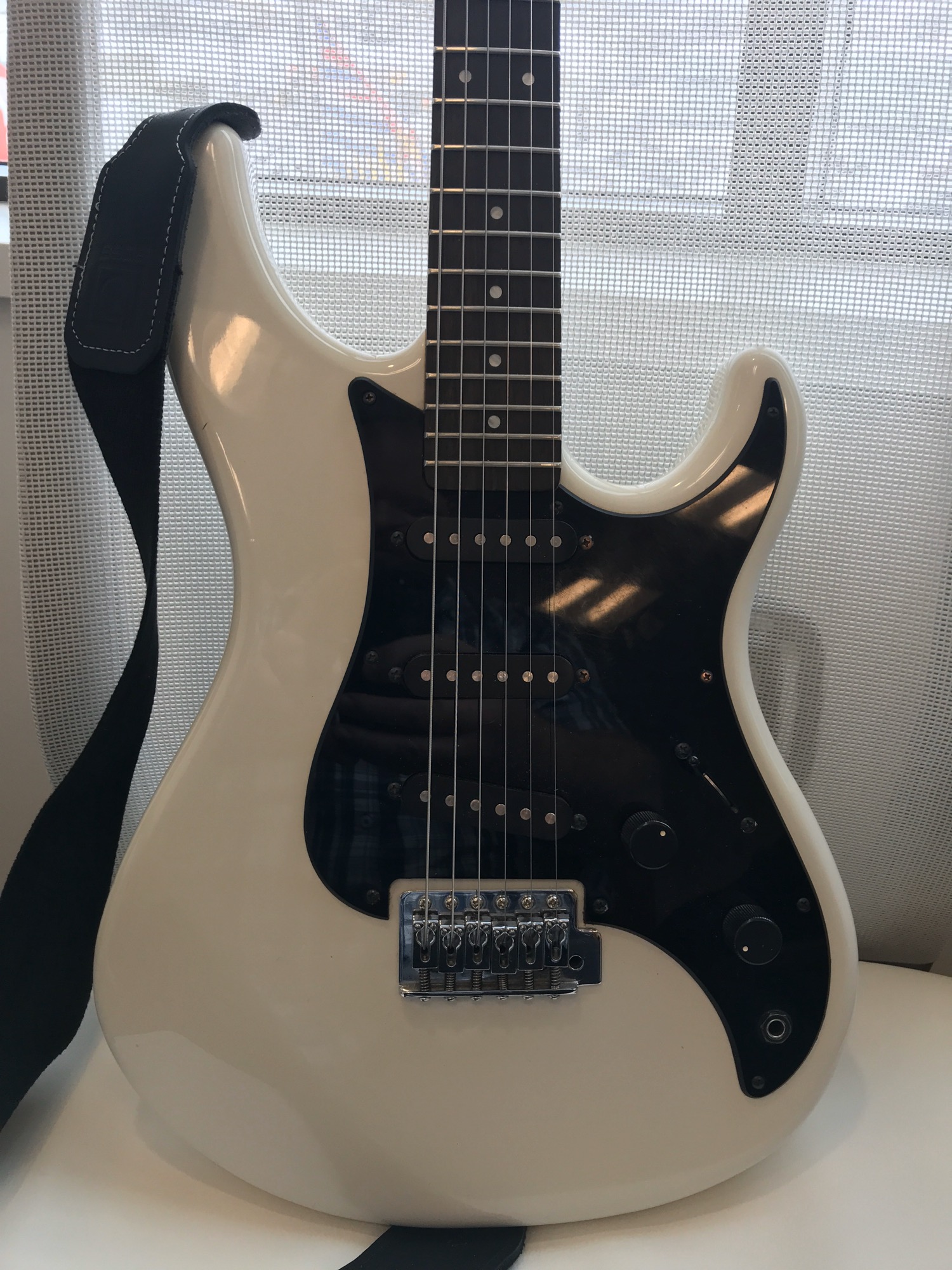 White Yamaha SE203 from '87 for a white winter day : r/guitars