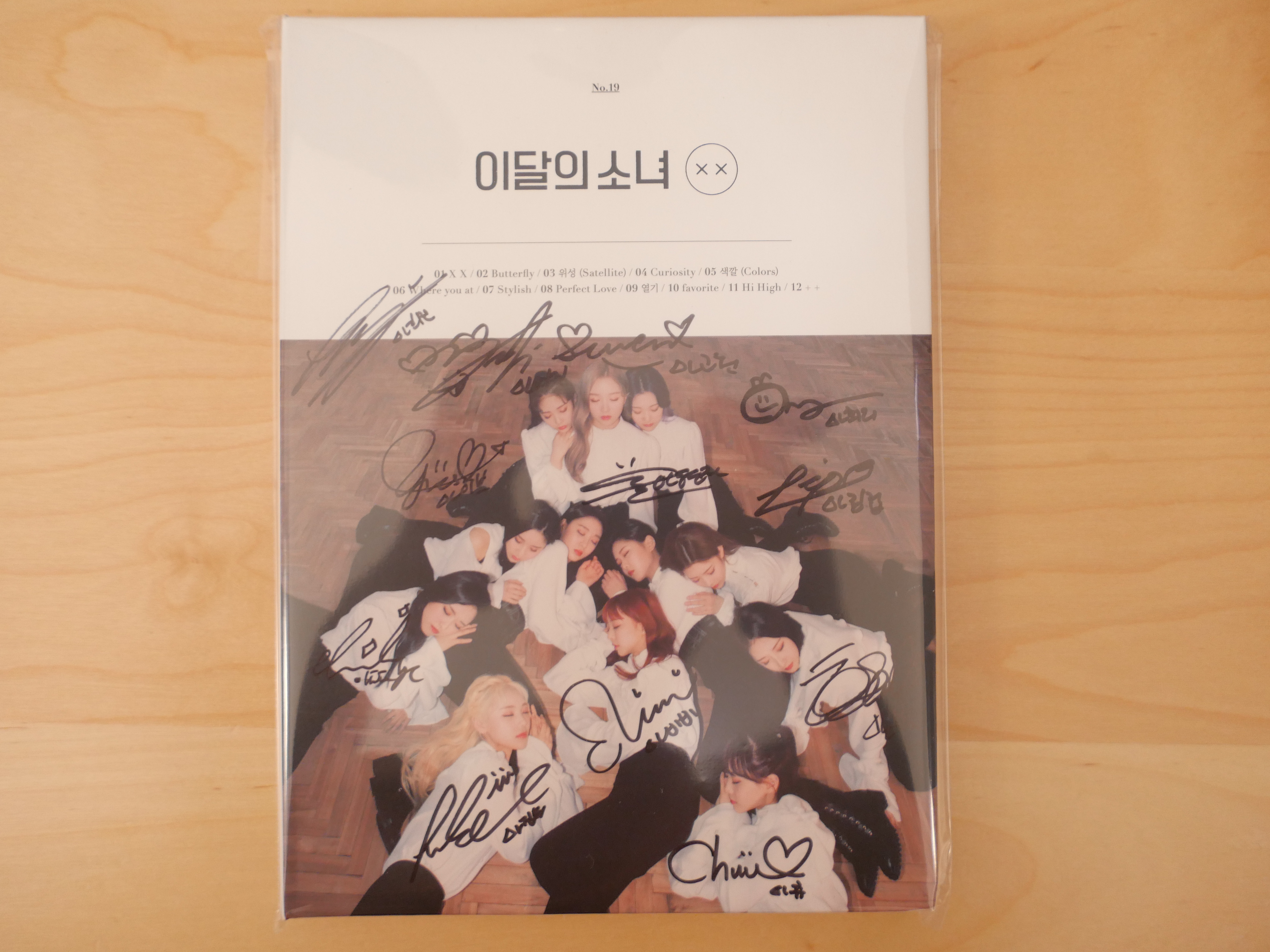 Is this authentic? Calling on Loona autograph experts : r/LOONA