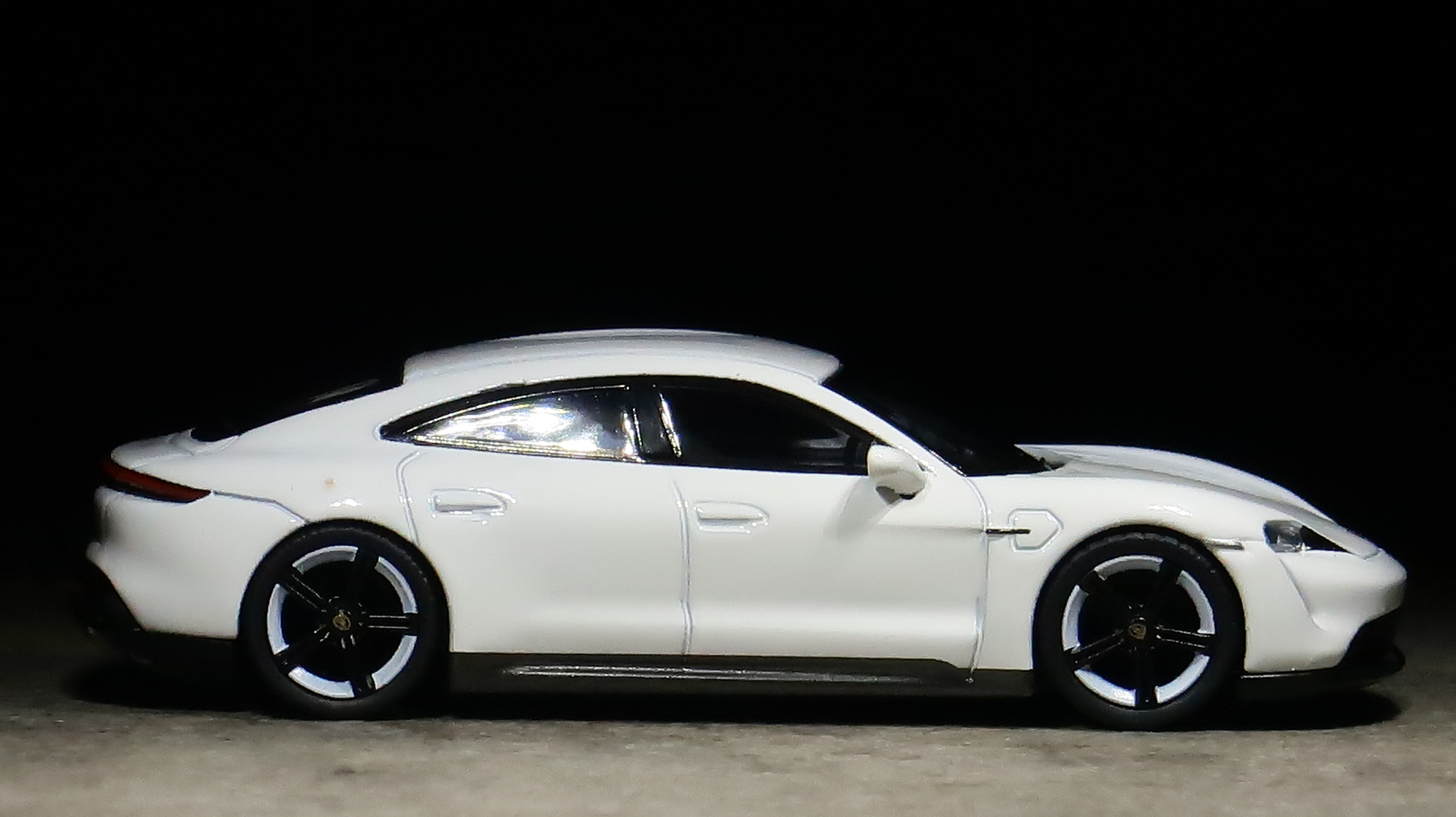 モデルインプレッション】Mini GT 1/64 Porsche Taycan Turbo S (White