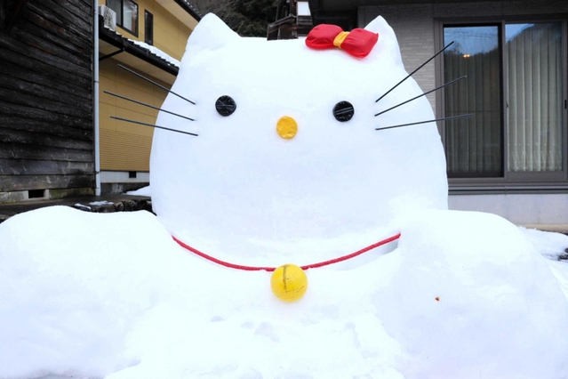 民家前に巨大「ハローキティ」登場 「孫のため」雪と漂着物で制作