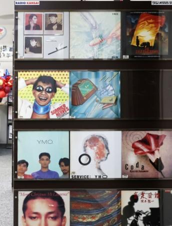 Perfume衣装展、9日開幕 ラジオ関西に貼られたサイン入りポスター