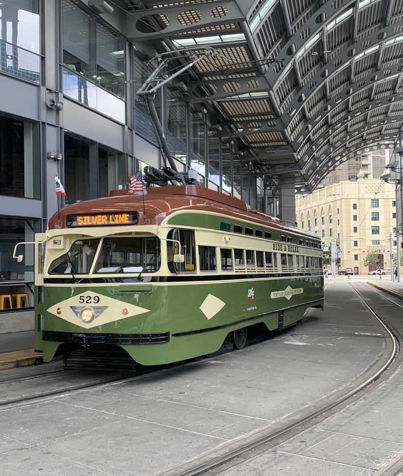 サンディエゴの古いトロリーは、今のMTSトロリーと線路を共有してるん