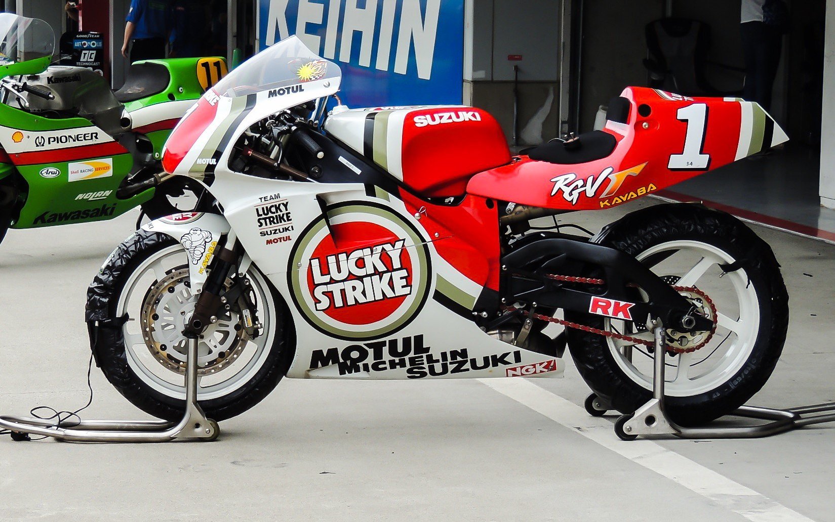 1994年 ラッキーストライク スズキ RGV500 - ケビン・シュワンツが