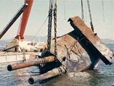 戦艦陸奥の残骸から砲塔が引き揚げられる。1970年7月23日 : r