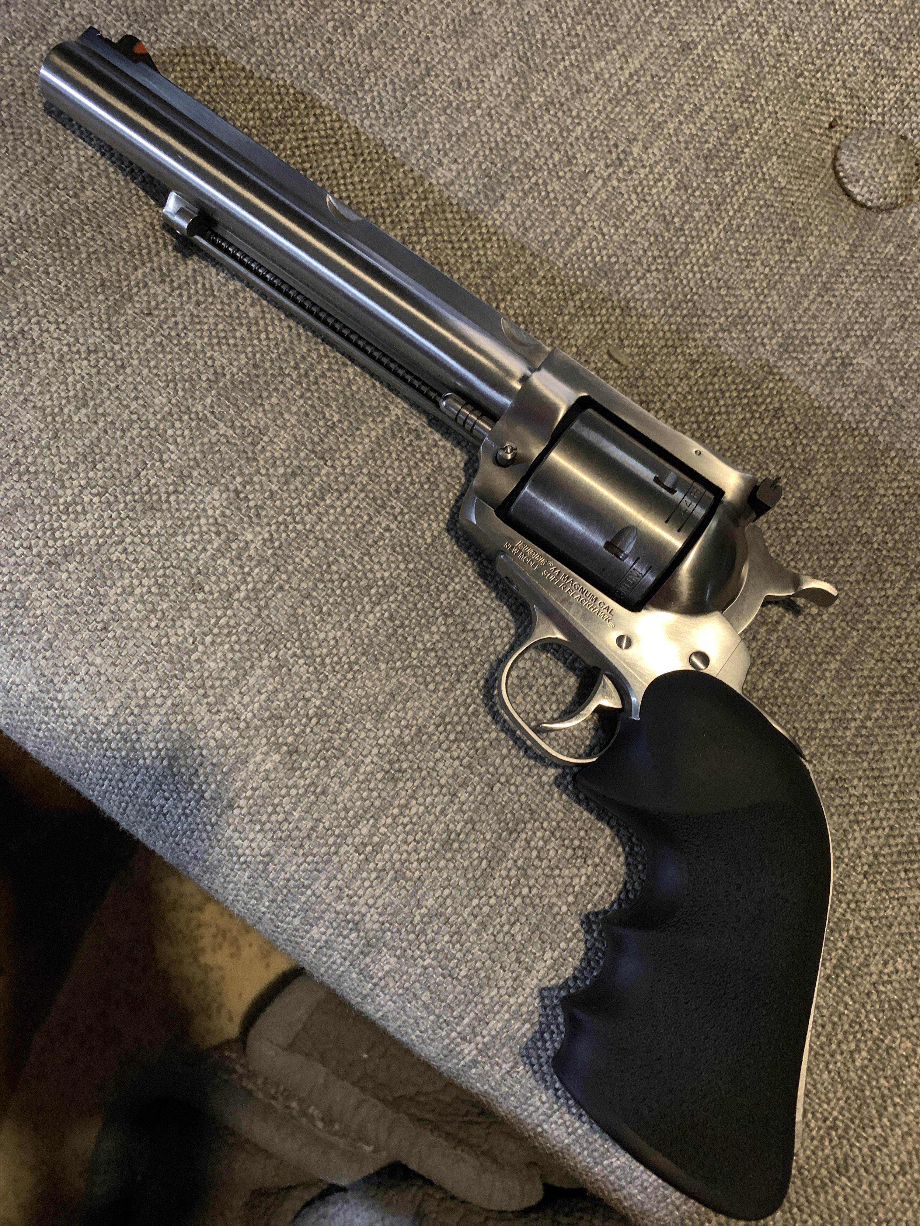 これはルガーのスーパーブラックホークハンターです。44マグナムが