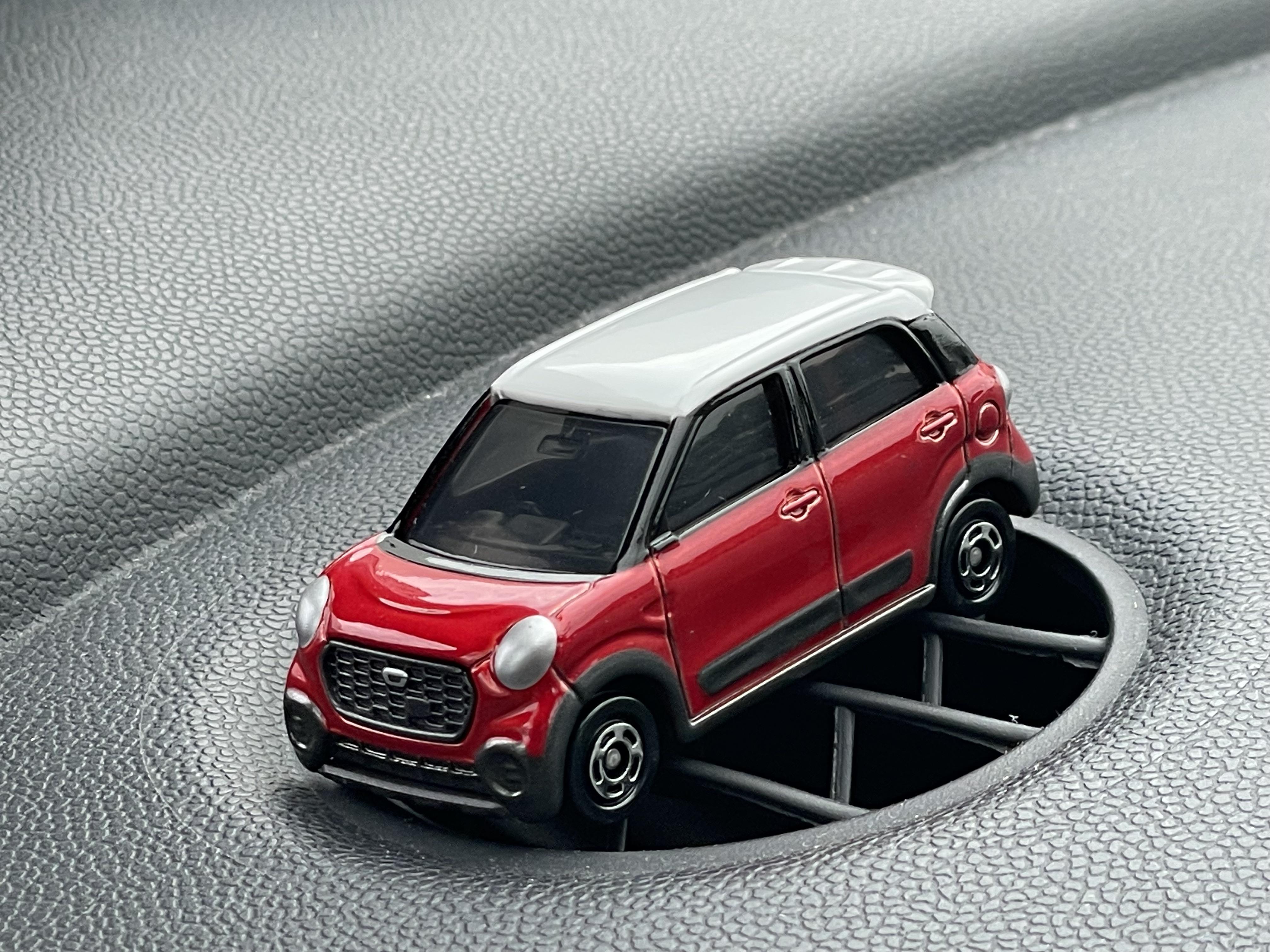 これは8代目トミカの看板セットからのダイハツキャストです。この