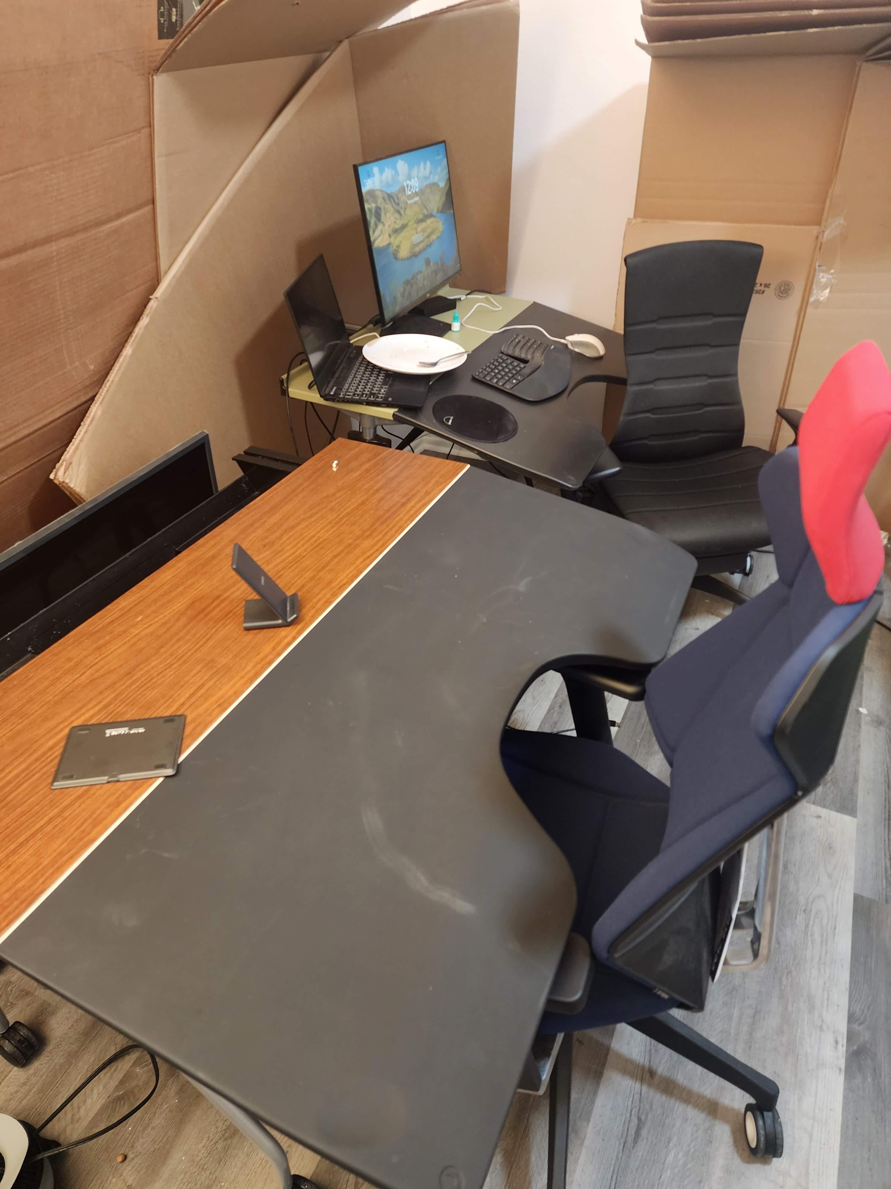 Envelop Desk vs Envelop Desk Prototype : r/hermanmiller