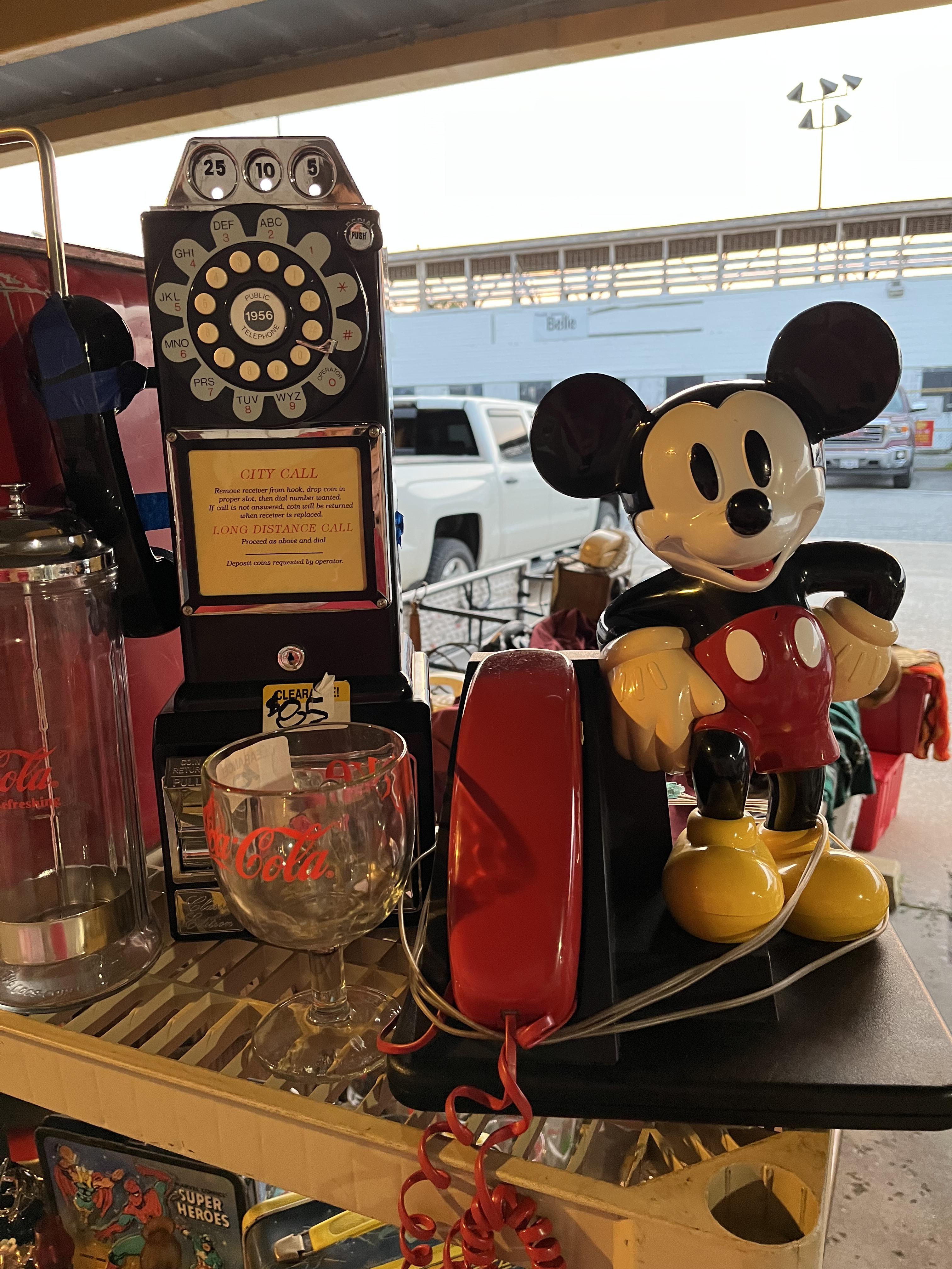 昔ながらのダイヤル式電話とミッキーマウスの電話 : r/nostalgia