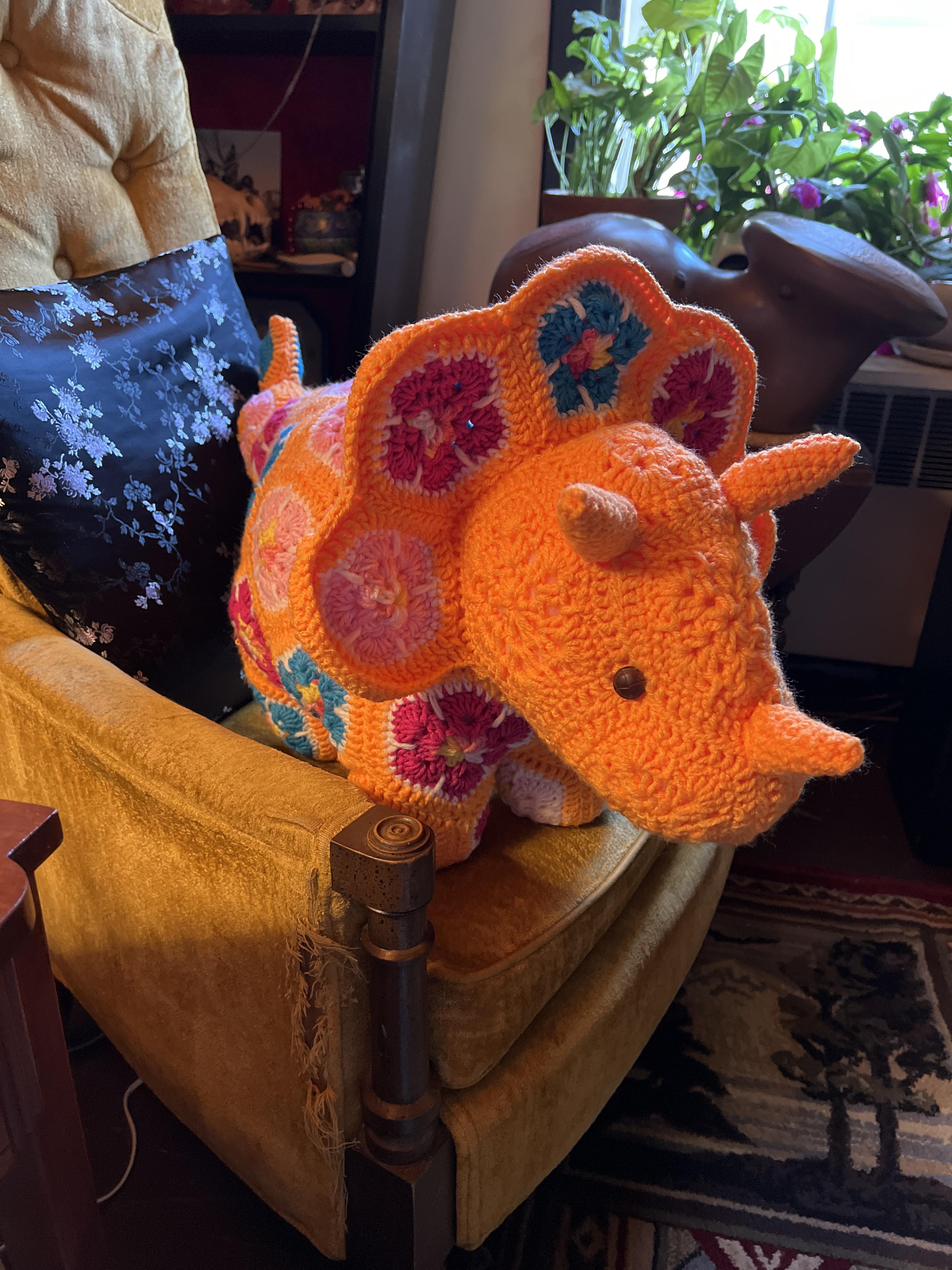 かぎ針編みの恐竜。パターンは、heidi bears designの「plod the