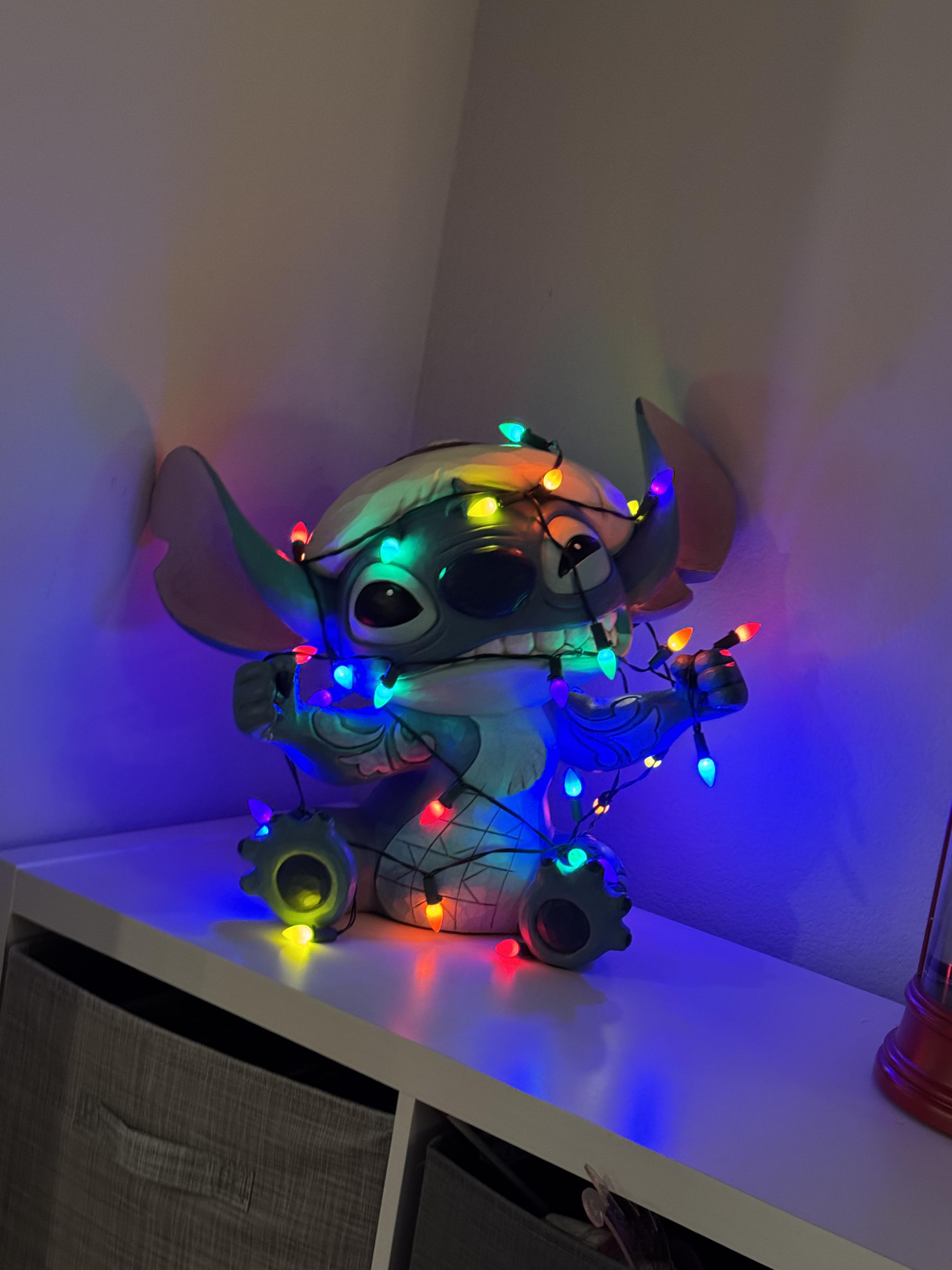 ジム・ショア スティッチ クリスマス像（ノースリッジCA倉庫） : r/Costco