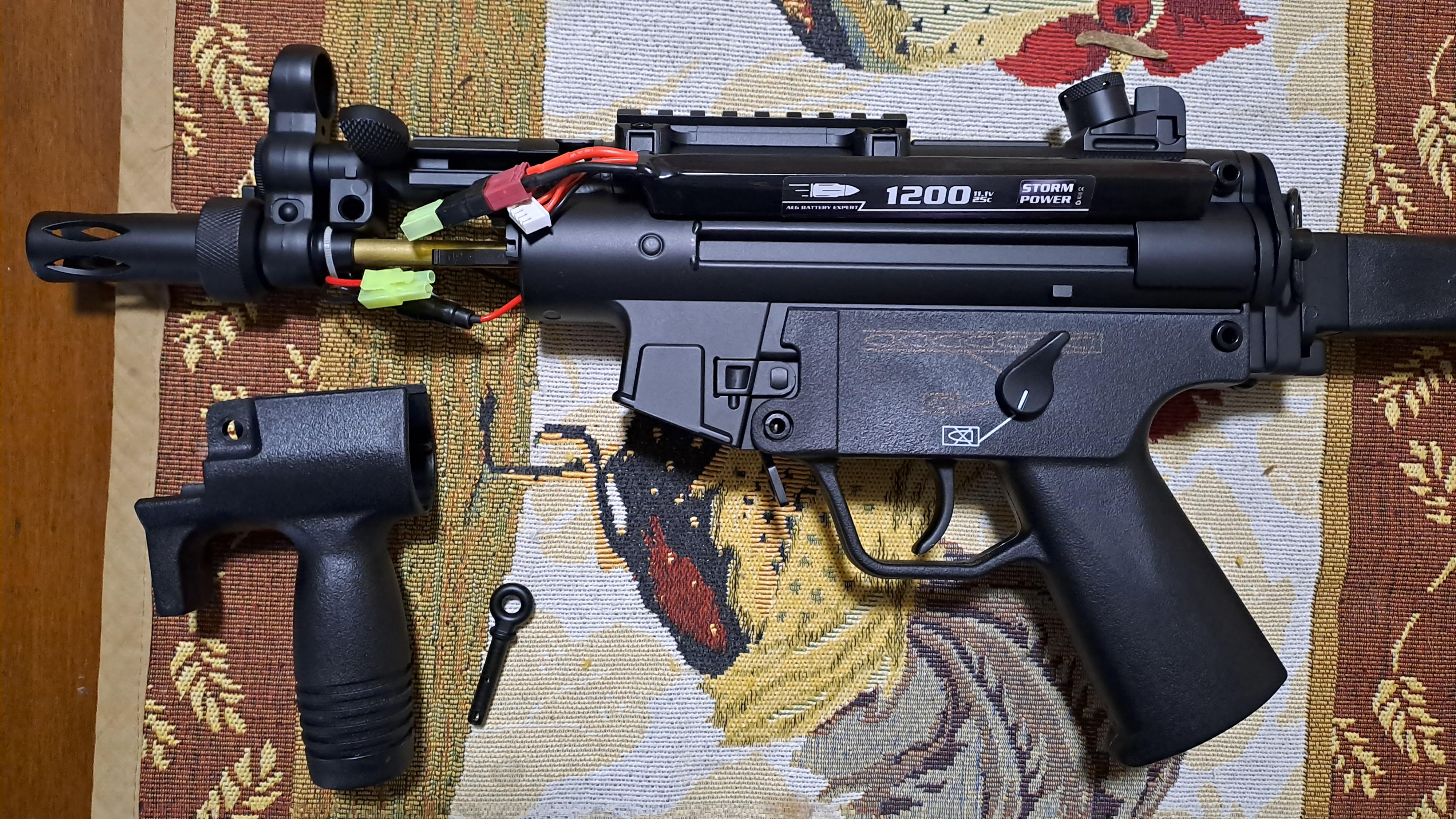 Cyma MP5K PDWのバッテリーって、どうやって繋ぐんだよ！ : r/airsoft