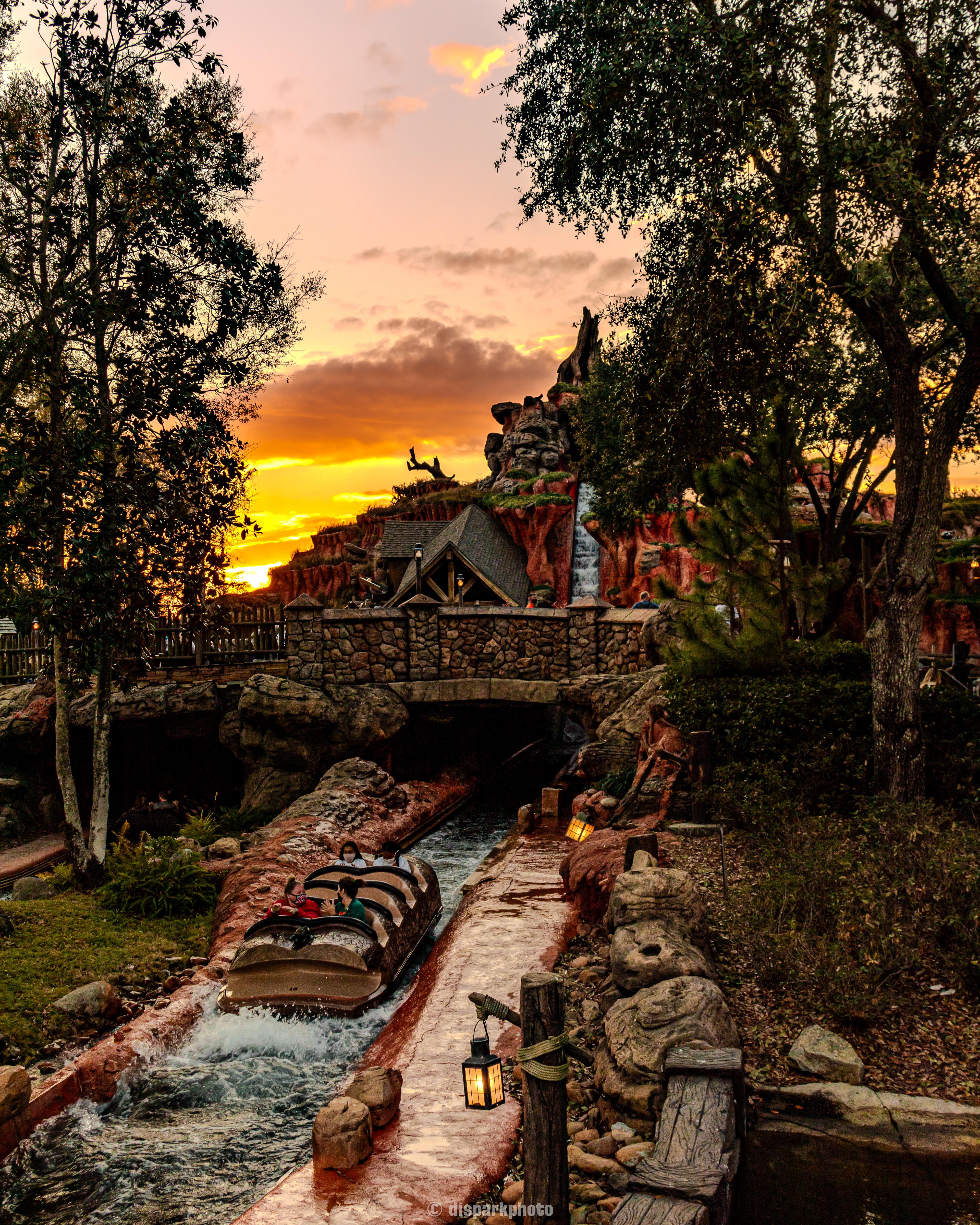 見て。これは数年前のスプラッシュ・マウンテンの写真だよ。写真を見て