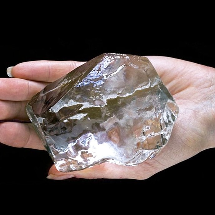 1905年1月、南アフリカのカリナン鉱山は、世界に3,106.75カラット