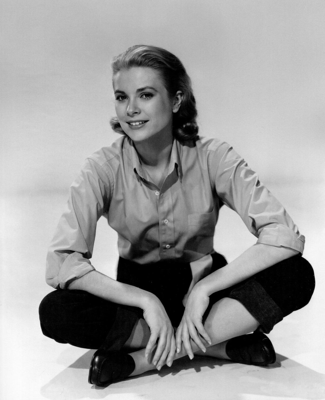 裏窓』（1953年）の宣伝写真に写るグレース・ケリー : r/classicfilms