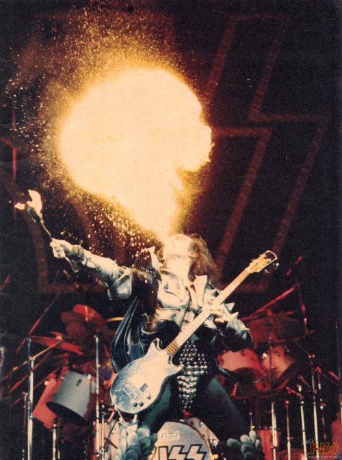 キッスのコンサートでジーン・シモンズが火を吹く : r/KISS