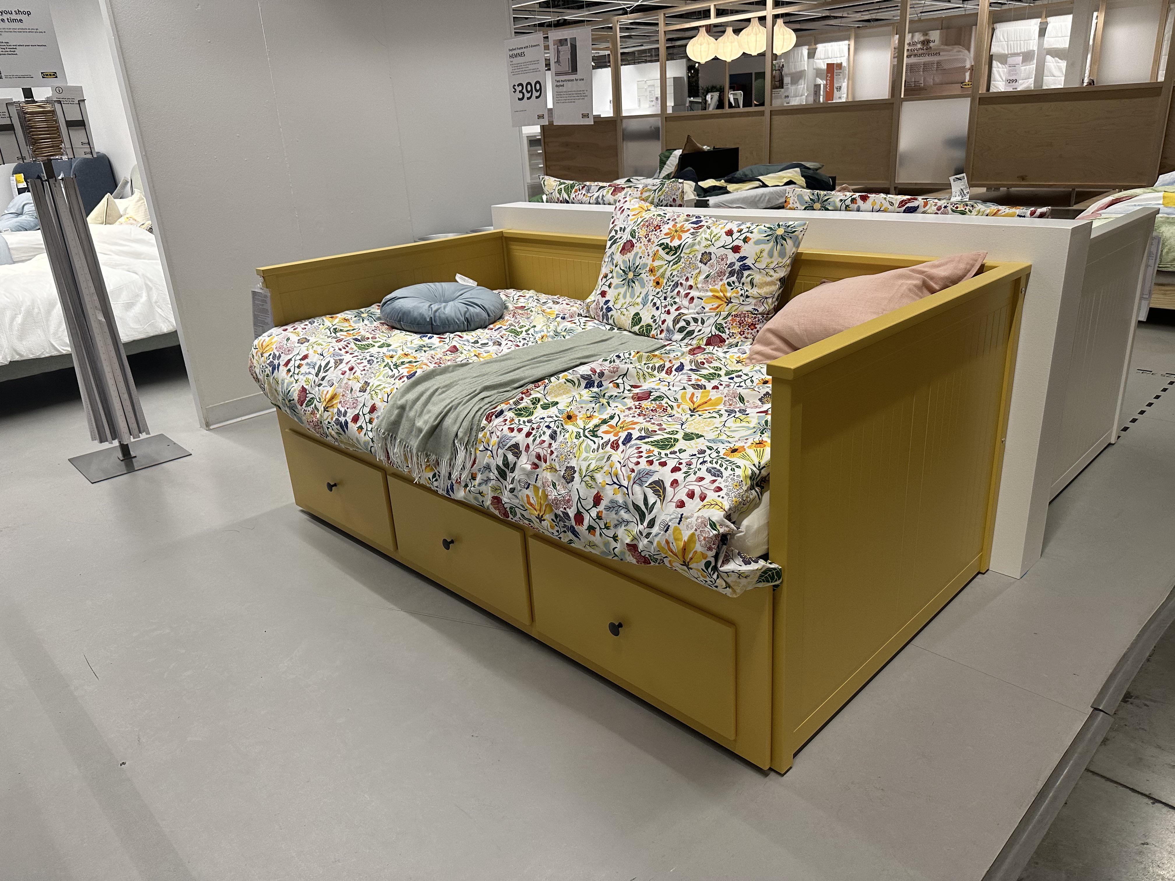 誰か、HEMNESの黄色とTROGENのスツールの黄色って同じか知ってる？ : r