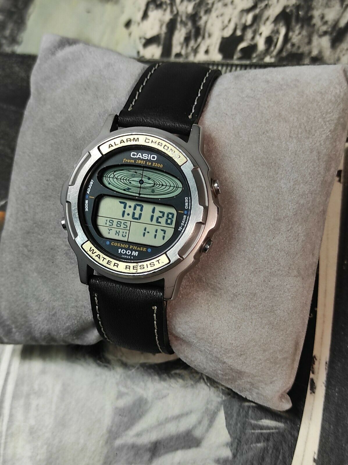 Casio CGW 500] ''Cosmo phase'' (1985) . It's oval-shaped LCD