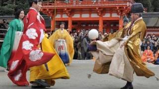 平安貴族の遊びを再現 下鴨神社で恒例「蹴鞠初め」 - YouTube