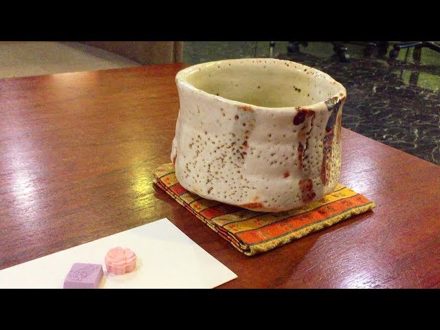 数百万円の価値の茶碗で抹茶が飲める！「人間国宝美術館」 - YouTube