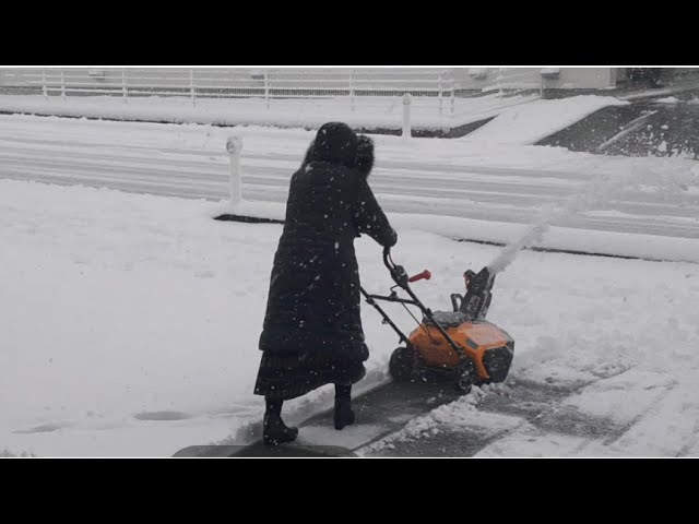 ハイガー産業の 電動式除雪機 HG STE1320 - YouTube