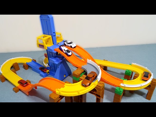 トミカ トミカシステム 5WAY ダブルリフトどうろセット Tomica - YouTube