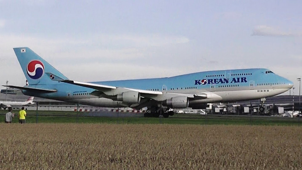 Korean Air B747 JUMBO landing Prague Airport LKPR - YouTube