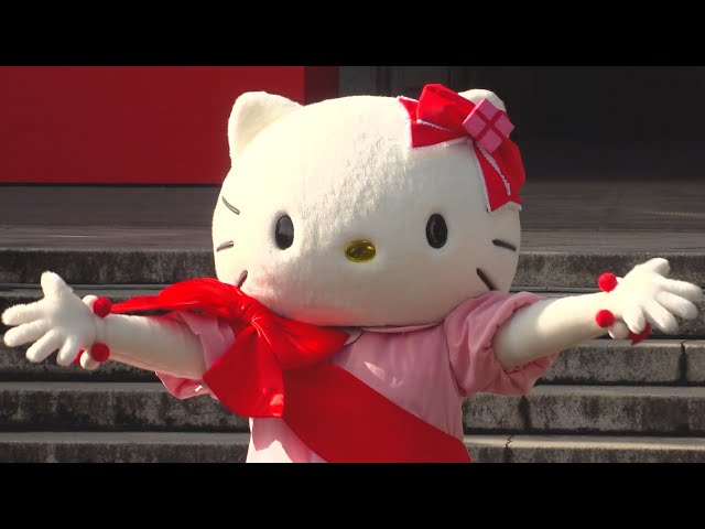 ハローキティ50周年で展覧会 パーティーで歌舞伎披露 - YouTube