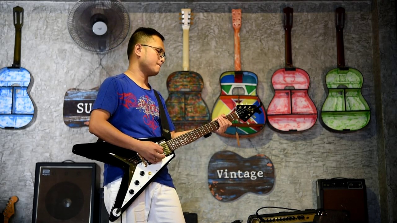 Brian Flying V - YouTube