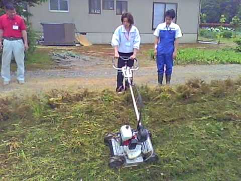 オーレック自走多用途草刈機 スパイダーモアー SP850A 操作練習風景