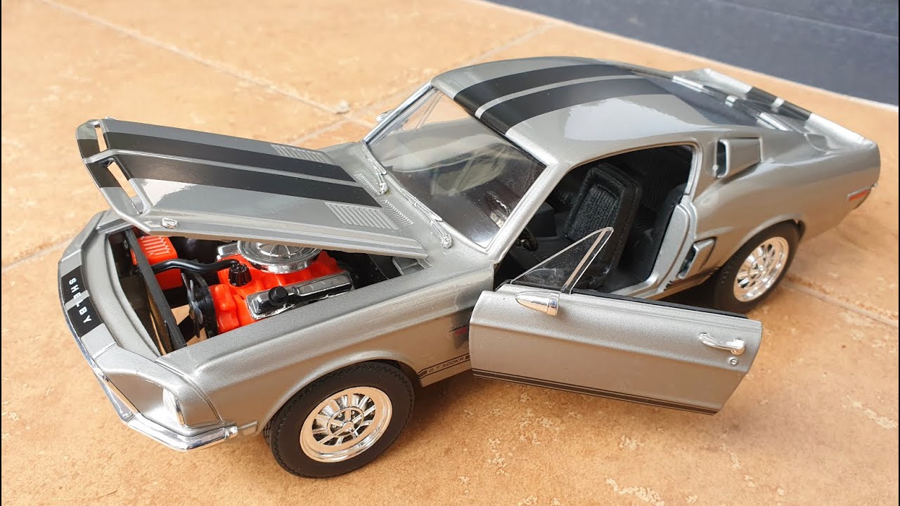 Shelby 1968 GT - 500 KR Road Signature Deluxe Edition 1/18 - Ford