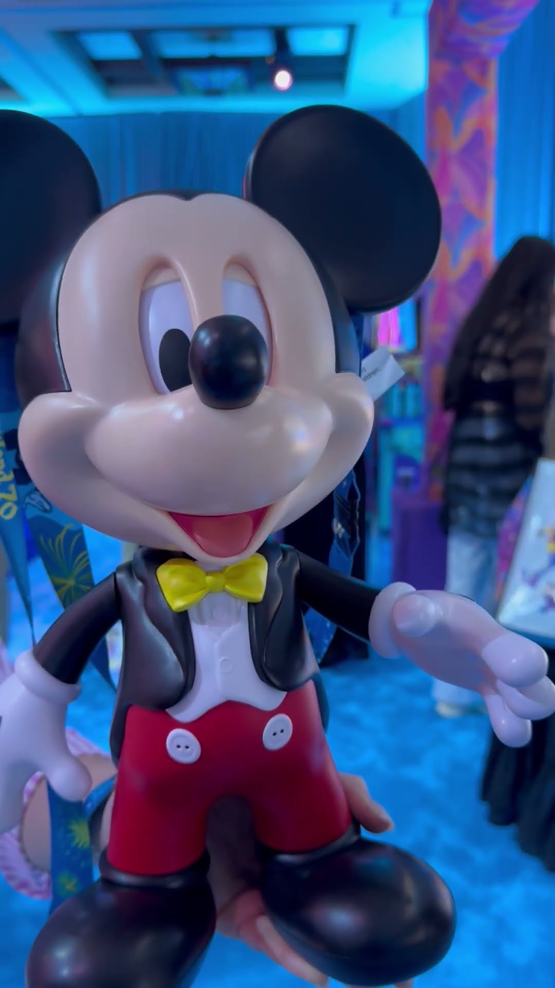 まばたき＆首振りも ミッキーの“しゃべる”ポップコーンバケット