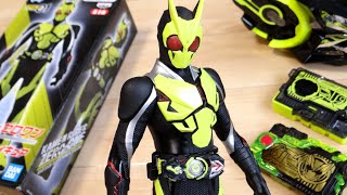 Soft vinyl, yet movable & huge at 26cm in height! Prize-exclusive