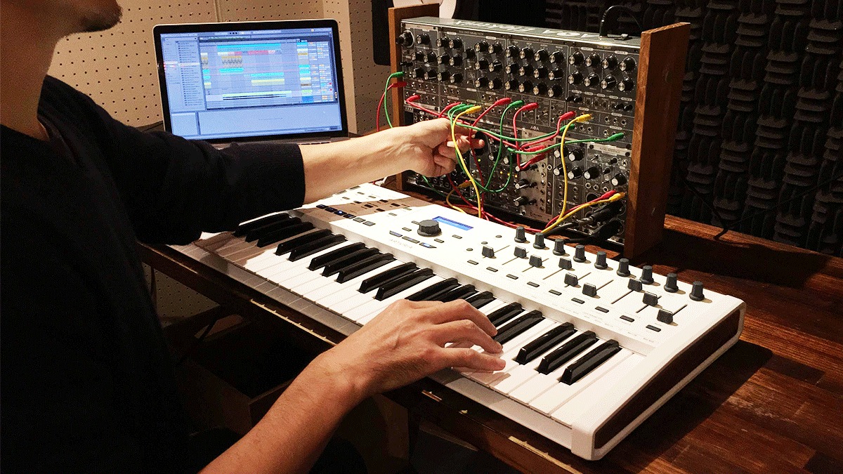 モジュラーも操れるデラックスなMIDIキーボード『KeyLab MKll』で実現