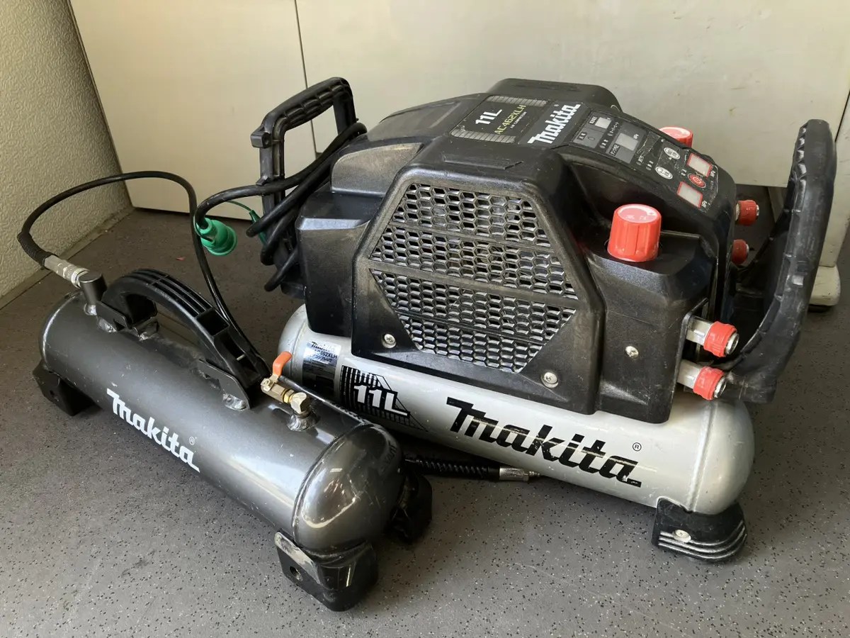 マキタのエアコンプレッサー「AC462XLH」と増設タンク「A-49878」をお