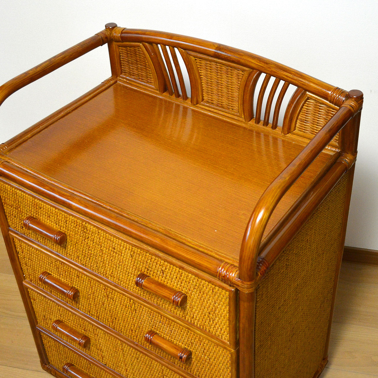 キャスター付きラタンチェスト 3段 飾り枠付き 完成品 – 輸入家具の