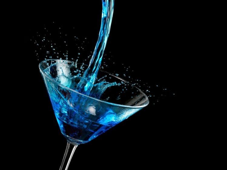 スカイダイビング」は南国の空にも夜景にも美しく映えるブルーカクテル