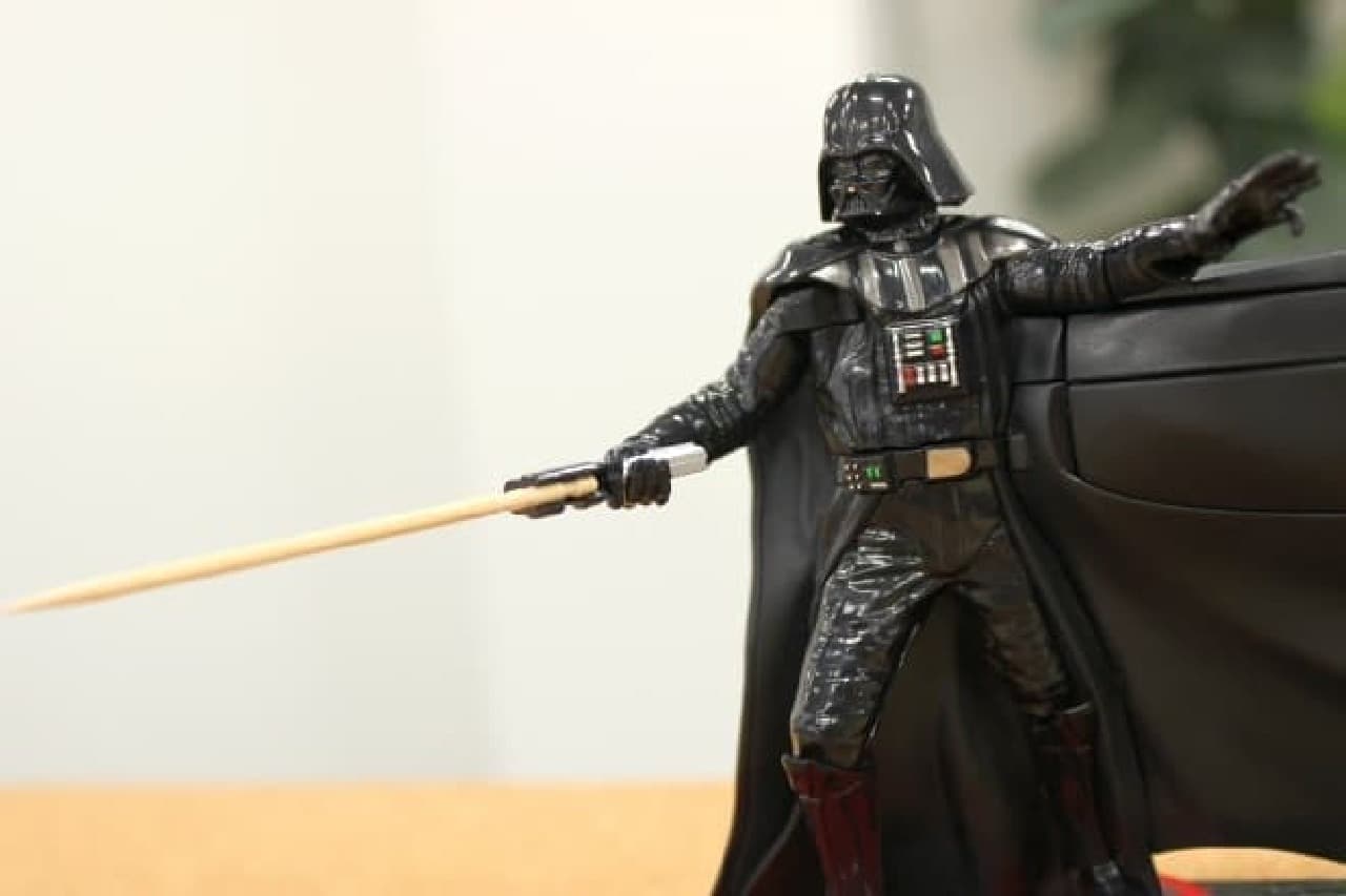 ダース・ベイダーが爪楊枝を取り出してくれる「トゥースセイバー」が