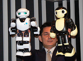 京商「マノイ」に“アスリートモデル”誕生：二足歩行ロボットのワン