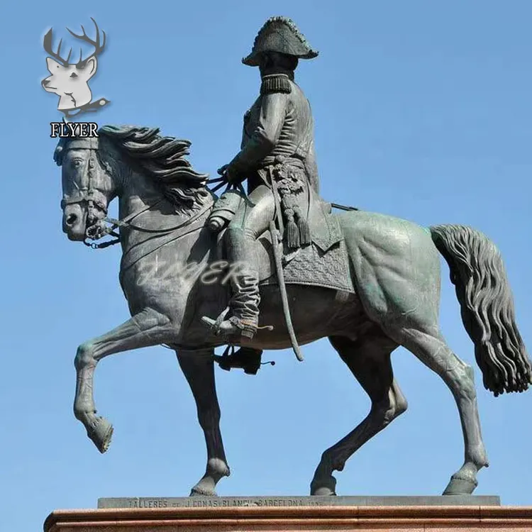 有名なデザインの風景、大きな巨大な鋳造ブロンズ像、ナポレオンが馬に