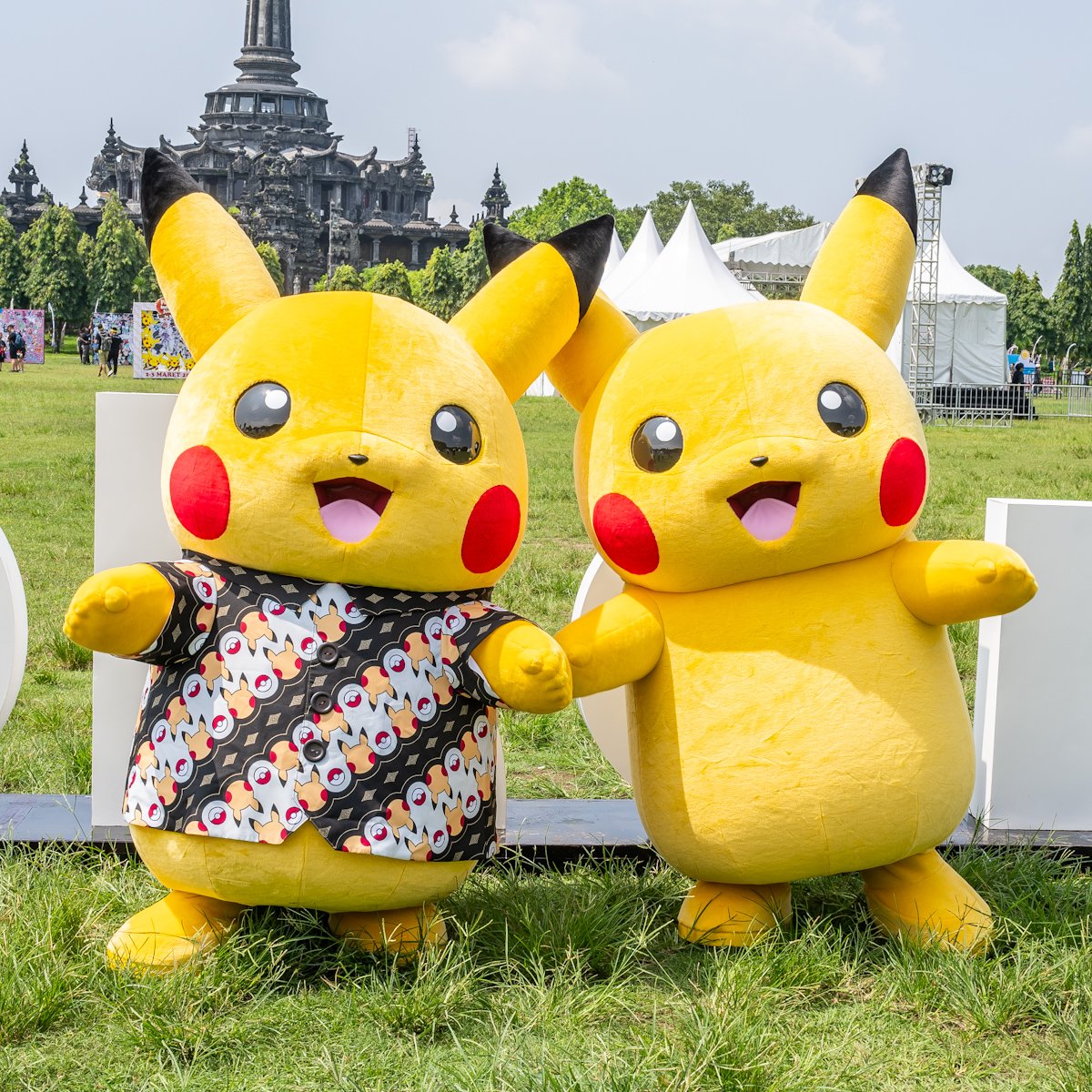 バティックシャツを着たピカチュウとグリーティング！ポケモン