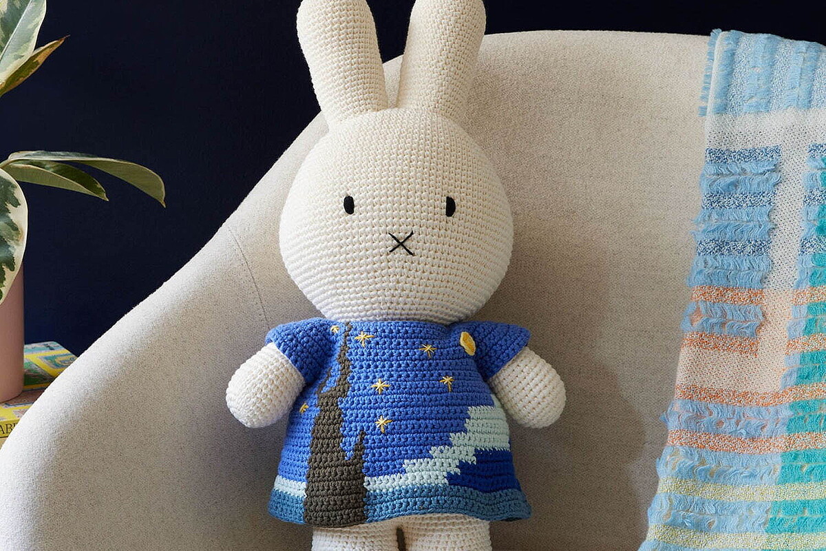 ゴッホの名画《星月夜》ドレスを着たミッフィー編みぐるみ、限定ラージ