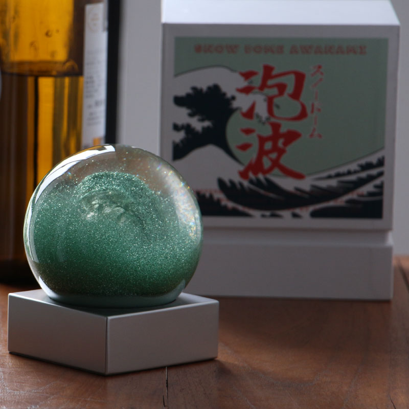 幻想的な泡の世界に癒やされる Snow Dome Awanami / スノードーム