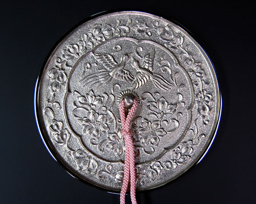 神鏡 白銅鏡 双凰花文鏡 4寸 | 高級神棚・神具の通販なら伊勢宮忠